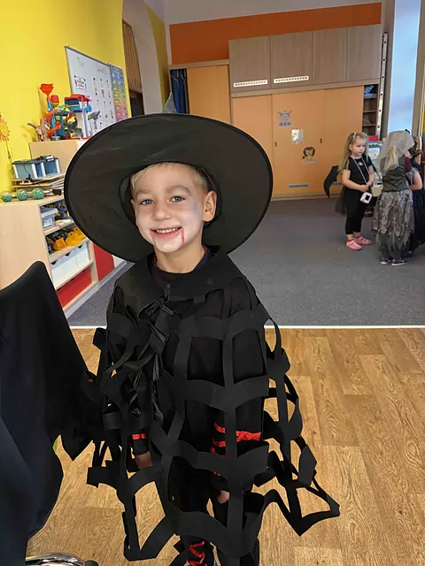 Halloween a spaní ve škole, fotka 25 z 36