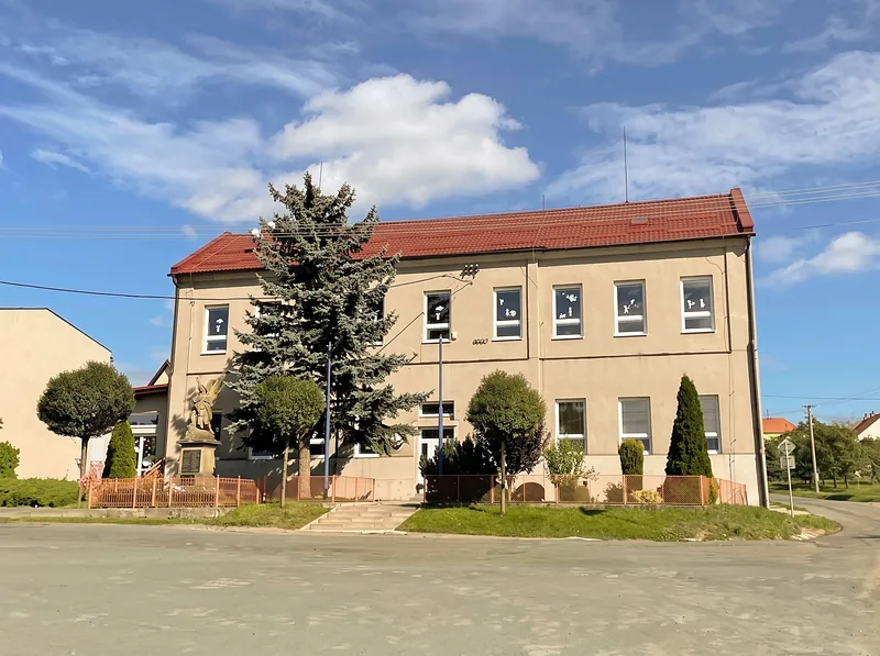 Budova školy v Myslejovicích — učí se v ní od roku 1889