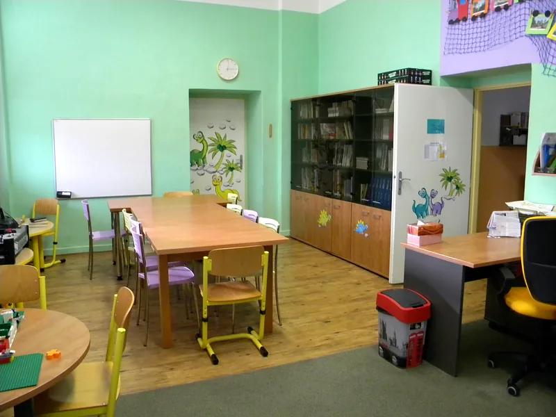 Místnost školní družiny se školní knihovnou